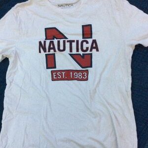White shortsleeve Nautica tee w front design